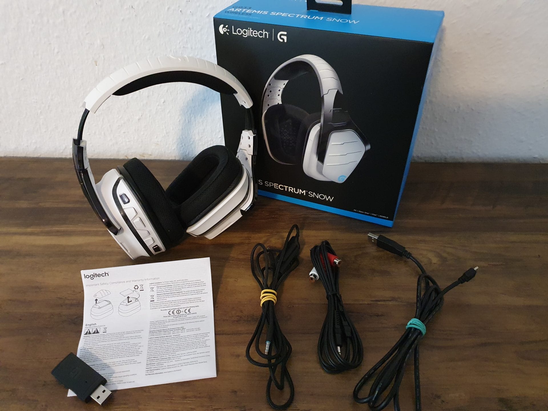 Logitech G933 Artemis Spectrum Wireless Gaming Headset mit Zubehör